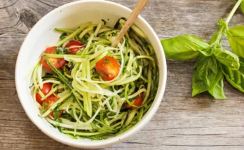 Zucchini Noodles with Pesto and Cherry Tomatoes (2)