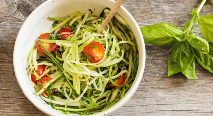Zucchini Noodles with Pesto and Cherry Tomatoes (2)