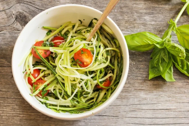Zucchini Noodles with Pesto and Cherry Tomatoes (2)
